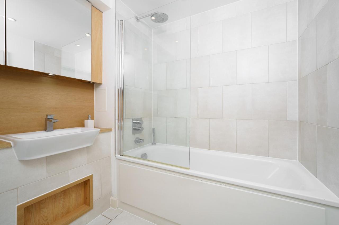 Stylish Fully-equipped One Bedroom With Extra Sofa Bed, Free Secure Parking, Onsite Gym, 24hr Security & Concierge Appartamento