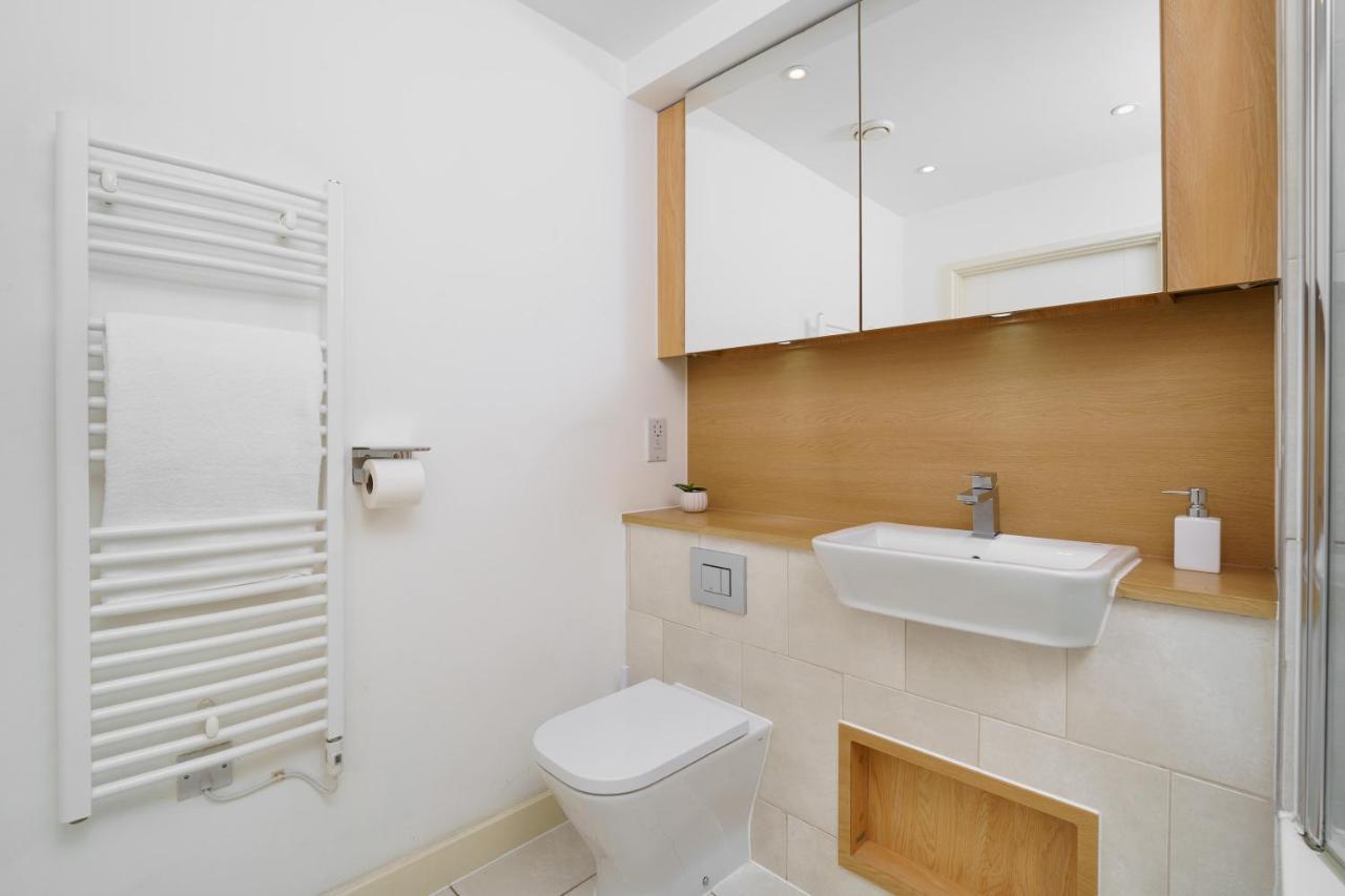 Appartamento Stylish Fully-equipped One Bedroom With Extra Sofa Bed, Free Secure Parking, Onsite Gym, 24hr Security & Concierge Londra