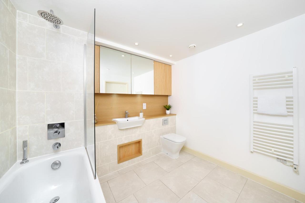 Stylish Fully-equipped One Bedroom With Extra Sofa Bed, Free Secure Parking, Onsite Gym, 24hr Security & Concierge Appartamento